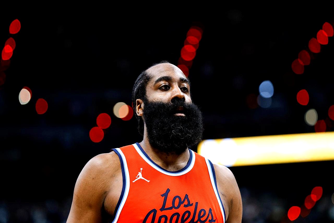 关于中国男篮血洗掘金，哈登关键制胜的信息