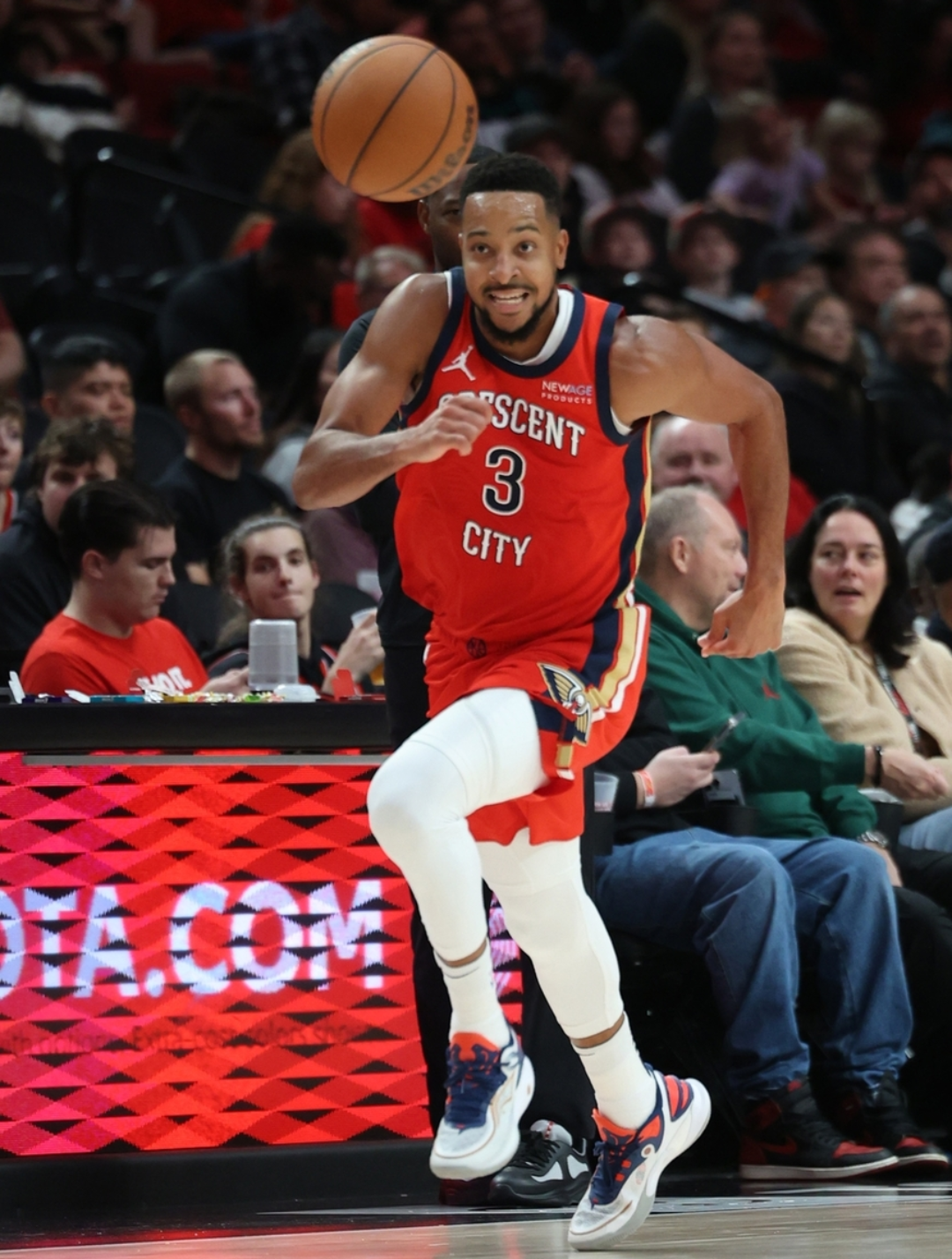 包含黄蜂强势湖人B队，麦科勒姆完成帽子戏法的词条