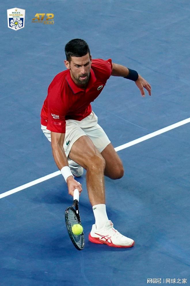 关于意大利网球队力克西班牙网球队，德约科维奇统治全场的信息