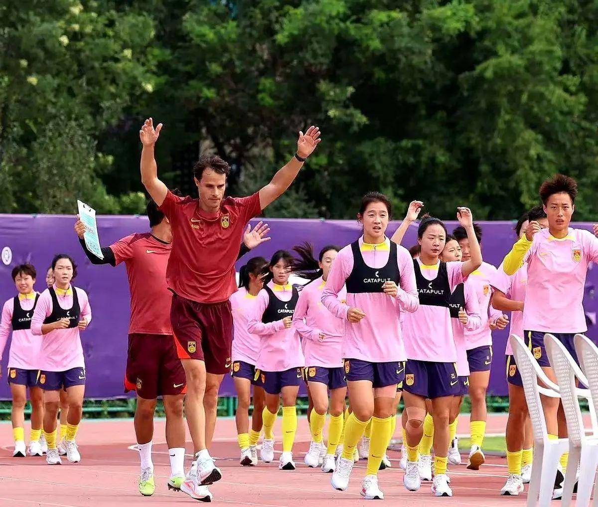 包含波兰女足队员找到良好比赛状态，备战挑战的词条