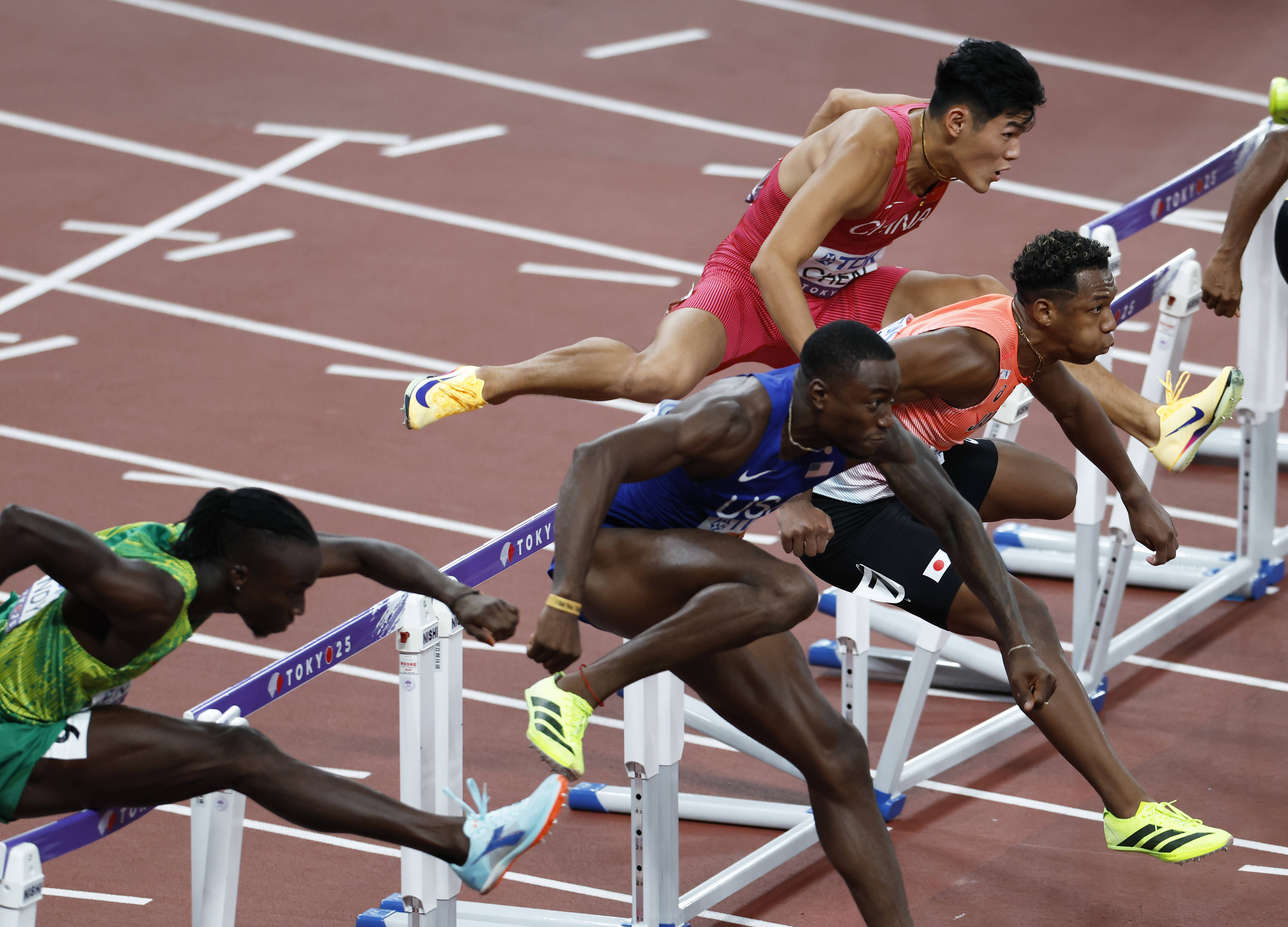 关于美国田径名将速度惊人，轻松晋级半决赛的信息