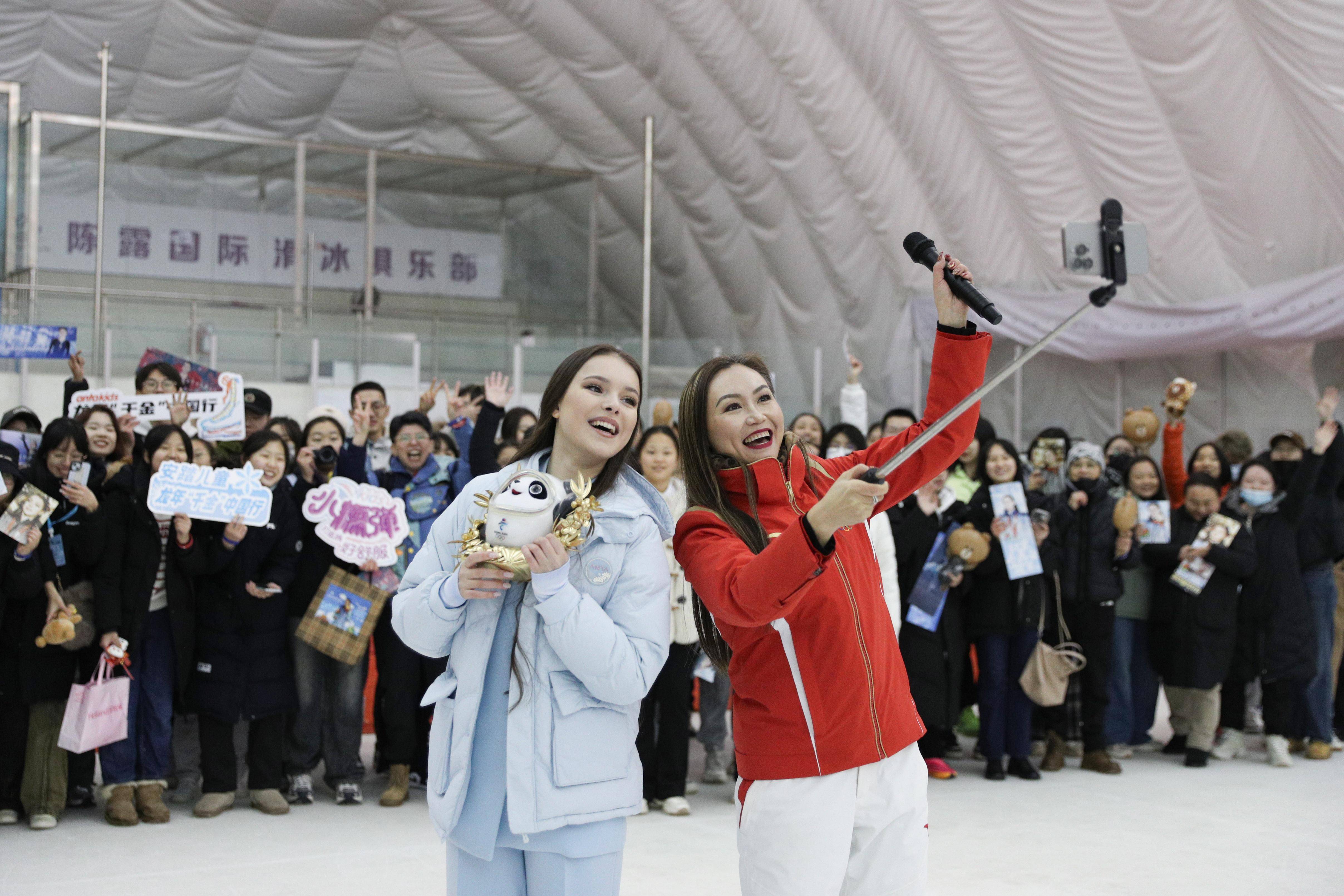 亚洲赛区名将现场亲笔签名，互动亲民热情