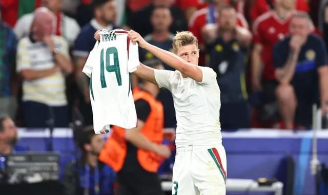 包含匈牙利国家队锁定小组第一，提前晋级欧洲杯的词条